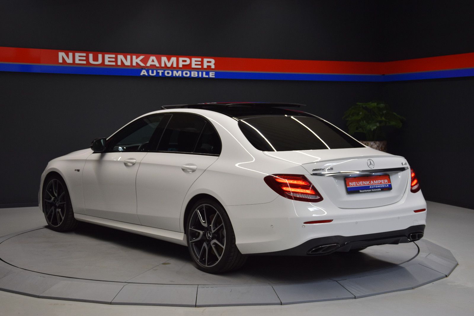 Fahrzeugabbildung Mercedes-Benz E43 AMG 4Matic Limousine Pano Burmeser Night 20"