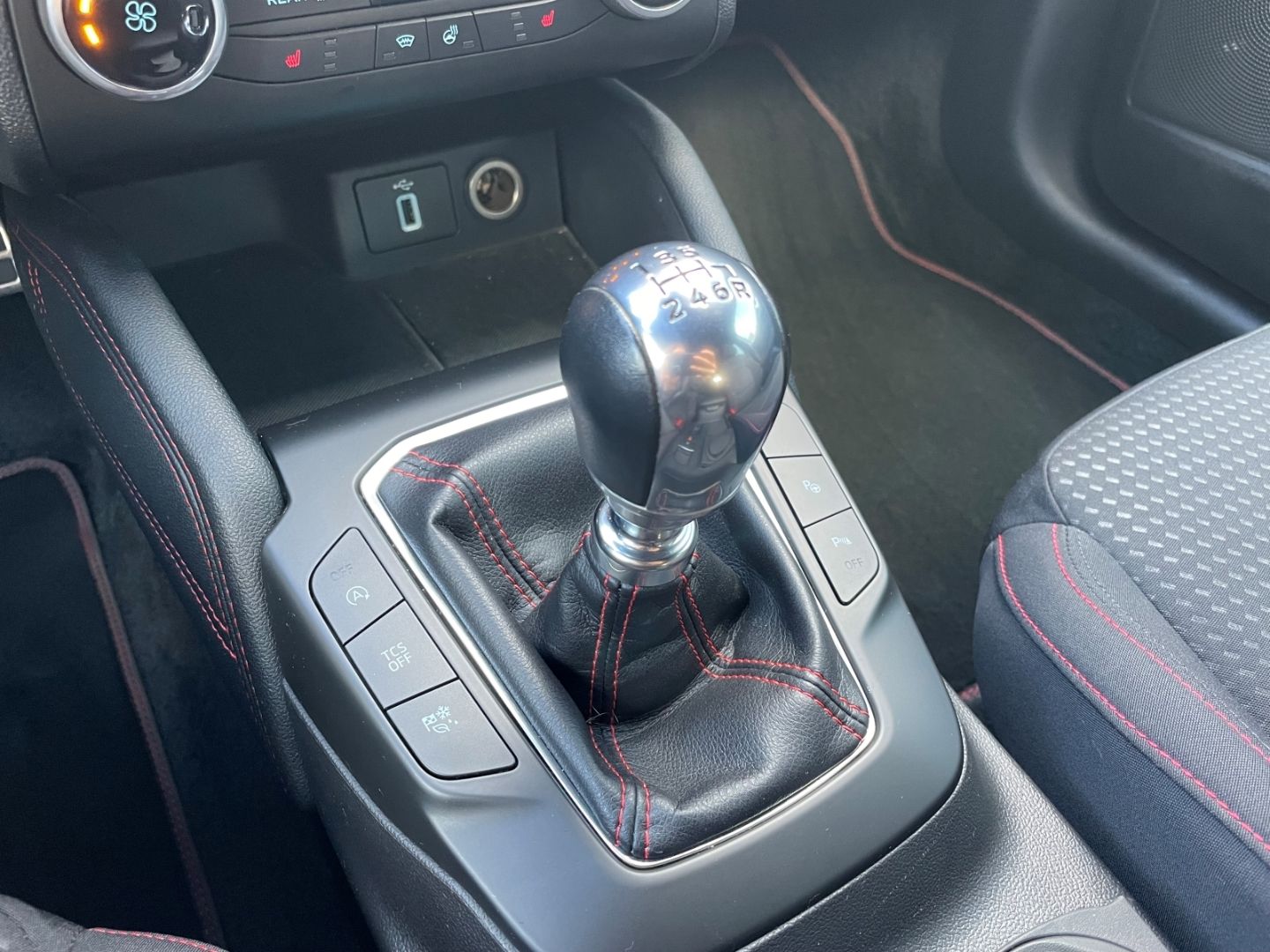 Fahrzeugabbildung Ford Focus ST-Line Kamera LED Abstandstemp Navi