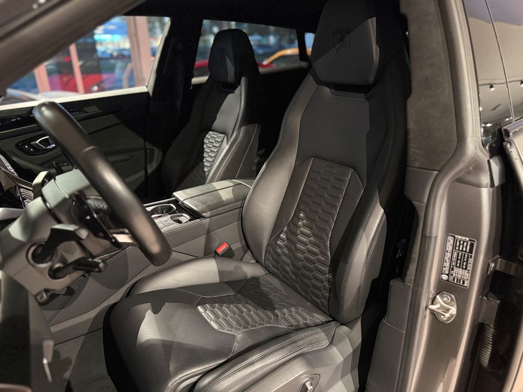LAMBORGHINI Urus 2023