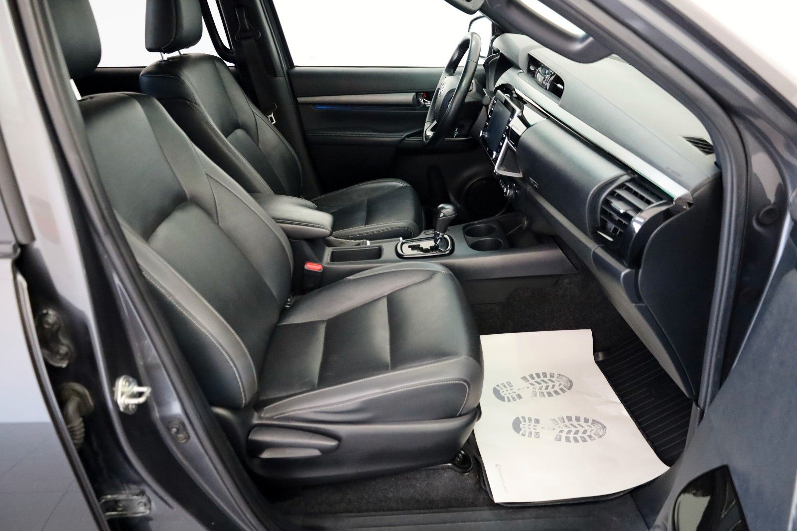 Fahrzeugabbildung Toyota Hilux 2.8 D-4D Invincible, Rollbügel, Rollo, AHK