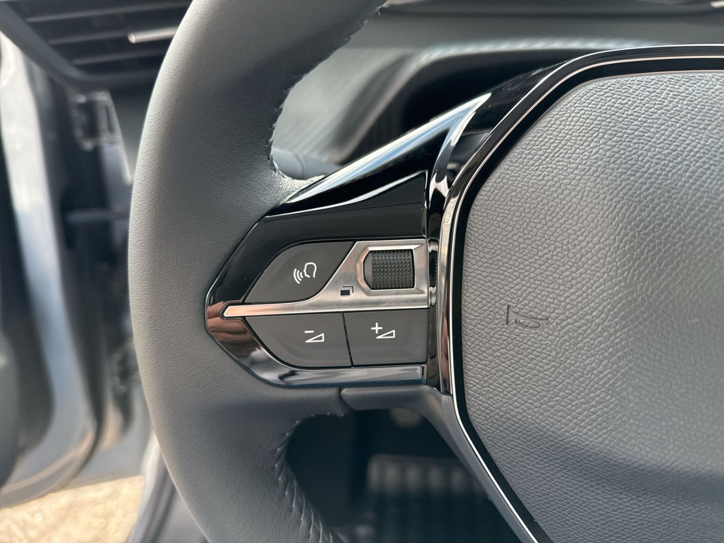 Fahrzeugabbildung Peugeot 208 Style 1.2 PureTech 100 Fahrerprofil DAB SHZ