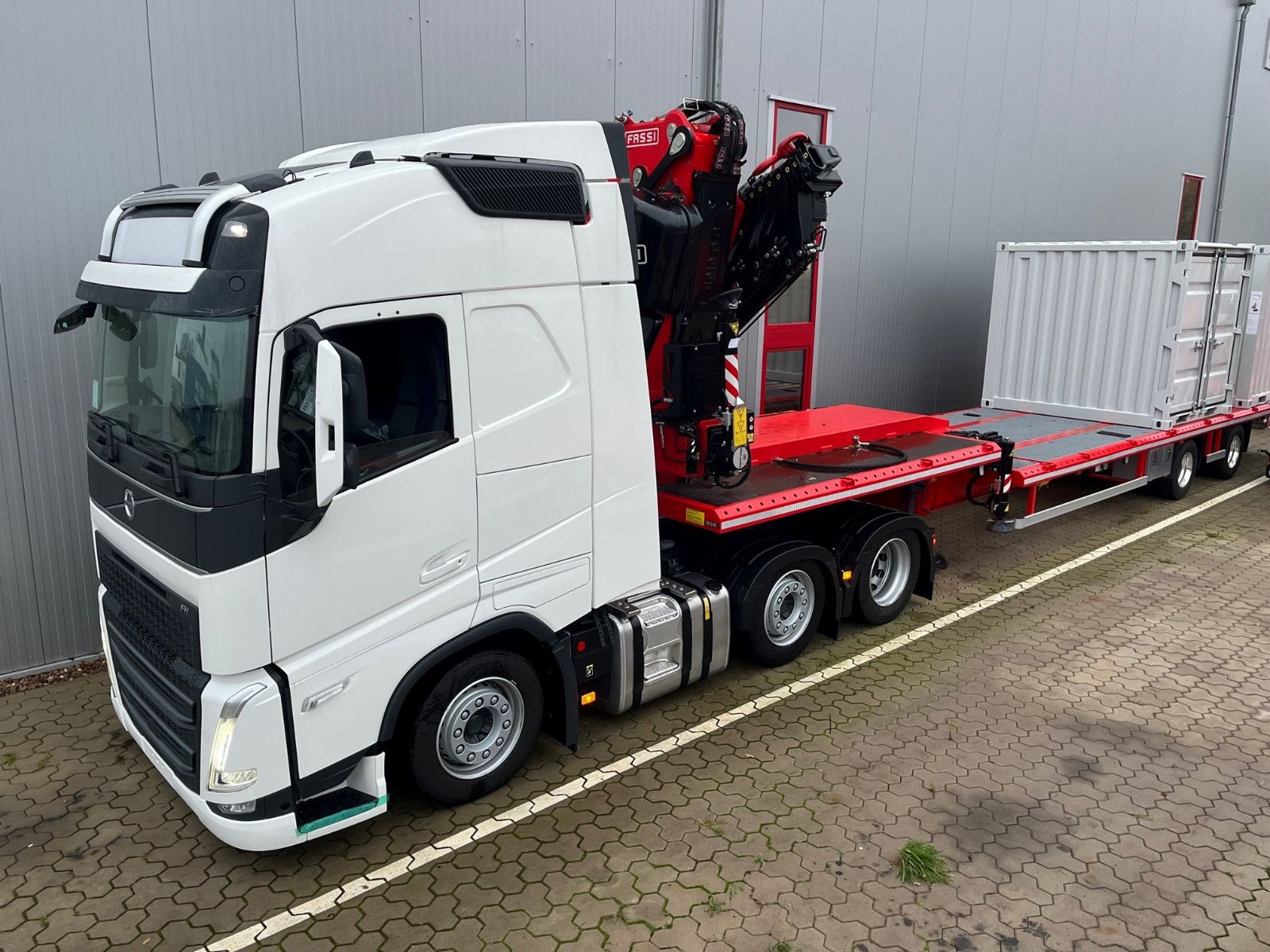 Fahrzeugabbildung Andere Wiese Stufensattel Tieflader mit Kran Fassi F545