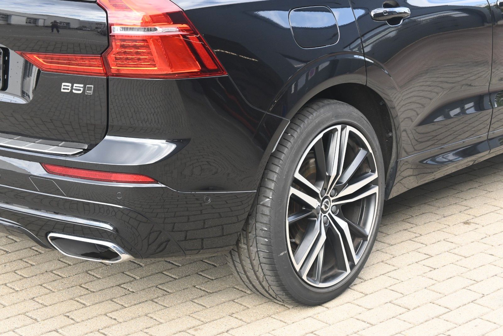 Fahrzeugabbildung Volvo XC60 B5D AWD R-Design*LED*PANO*STHZ*LUFT*B&W*AHK