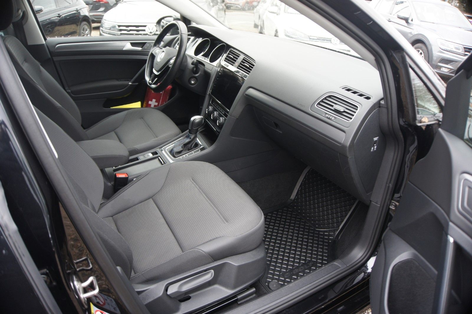 Fahrzeugabbildung Volkswagen Golf VII Lim. e-Golf CSS Ladedose, Alu, 1. Hand.