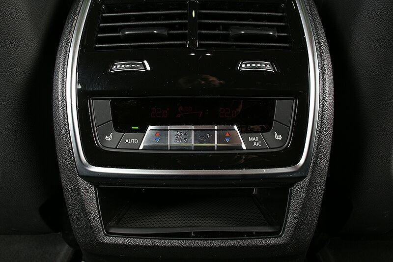 BMW X6 M60i xDr NP 147270.-! AHK Panorama Standh B&W