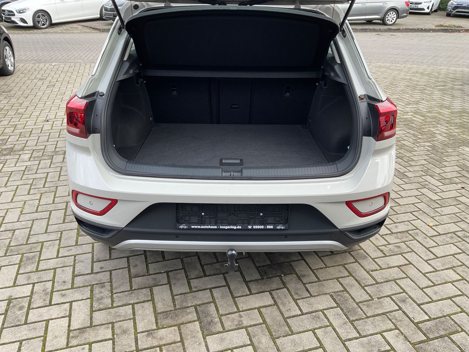 Fahrzeugabbildung Volkswagen T-Roc 1.5 TSI DSG Life,LED,AHK,Navi