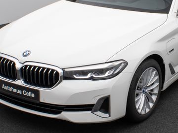 Fahrzeugabbildung BMW 530e Tour Luxury Line HiFi Pano AHK Kamera DAB