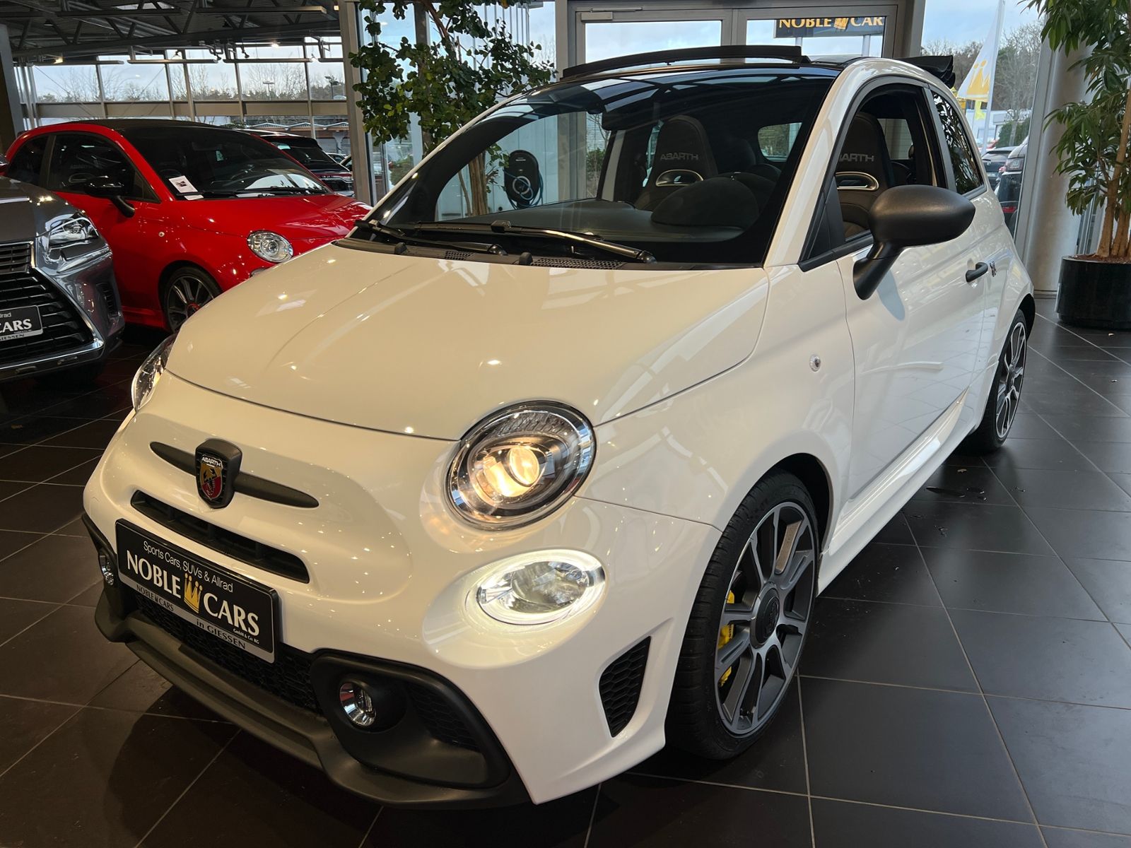 Fahrzeugabbildung Abarth 695C KLIMA LEDER NAV DAB PDC ALU