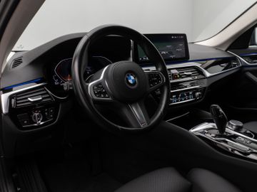 Fahrzeugabbildung BMW 520d xDr Tour AHK HUD HIFI ACC Komfortzug.