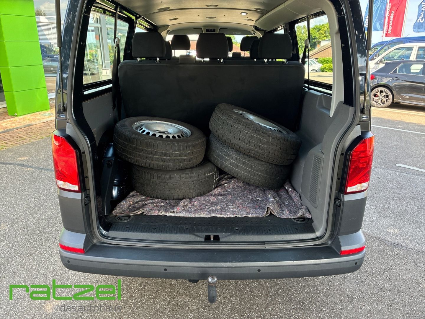 Fahrzeugabbildung Volkswagen T6.1 Kombi LR 2.0 TDI AHK Navi Apple CarPlay And