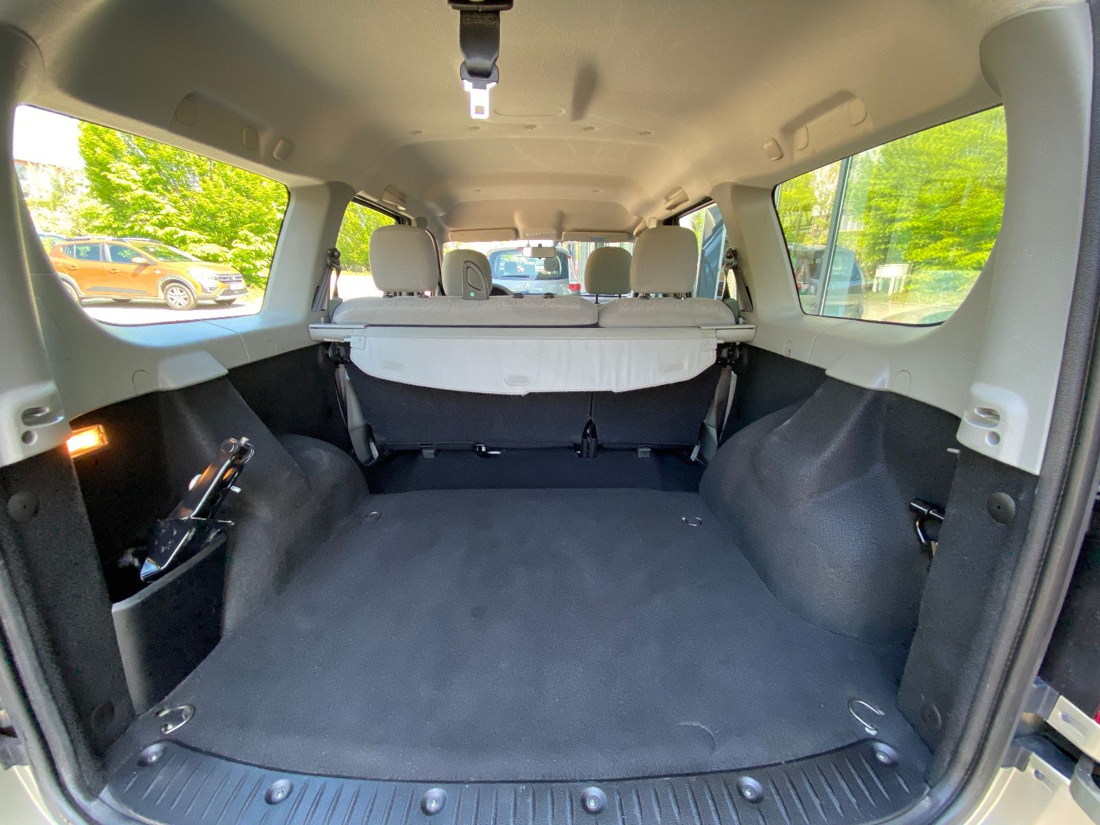 Fahrzeugabbildung Dacia Logan MCV 1.6 Kombi Ambiance AHK+TÜV-NEU