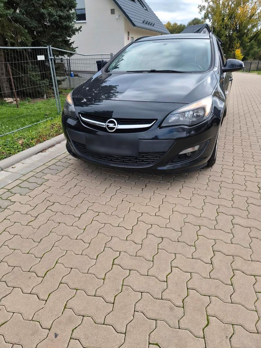 Opel Astra 2014 — вигляд ззаду