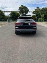 Audi Q3 40 TFSI quattro  AHK Automatik 8 fach Bereift - Audi Q3 mit Benzin-Antrieb: Schwarz, Stoff, Ambiente-Beleuchtung