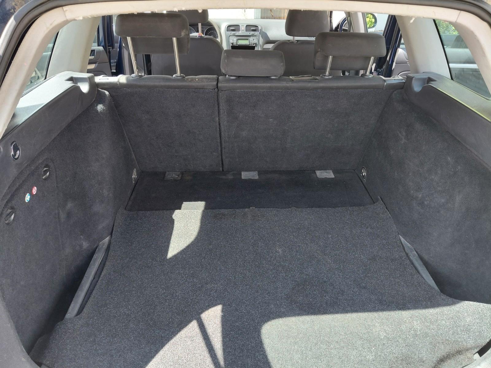 Volkswagen Golf 2011 — interior