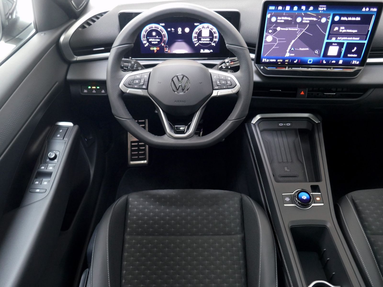 Fahrzeugabbildung Volkswagen T-Roc R-Line 1.5 eTSI DSG | LED AHK RFK ACC Navi