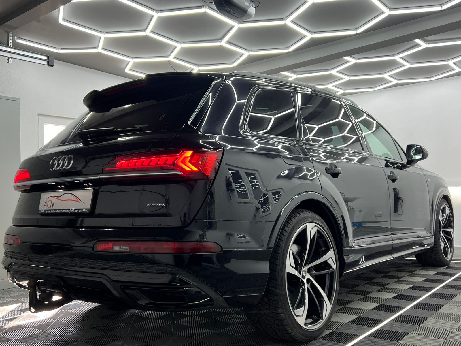 Fahrzeugabbildung Audi Q7 50 TDI Quattro S-LINE/PANO/ACC/MATRIX/7-SITZ