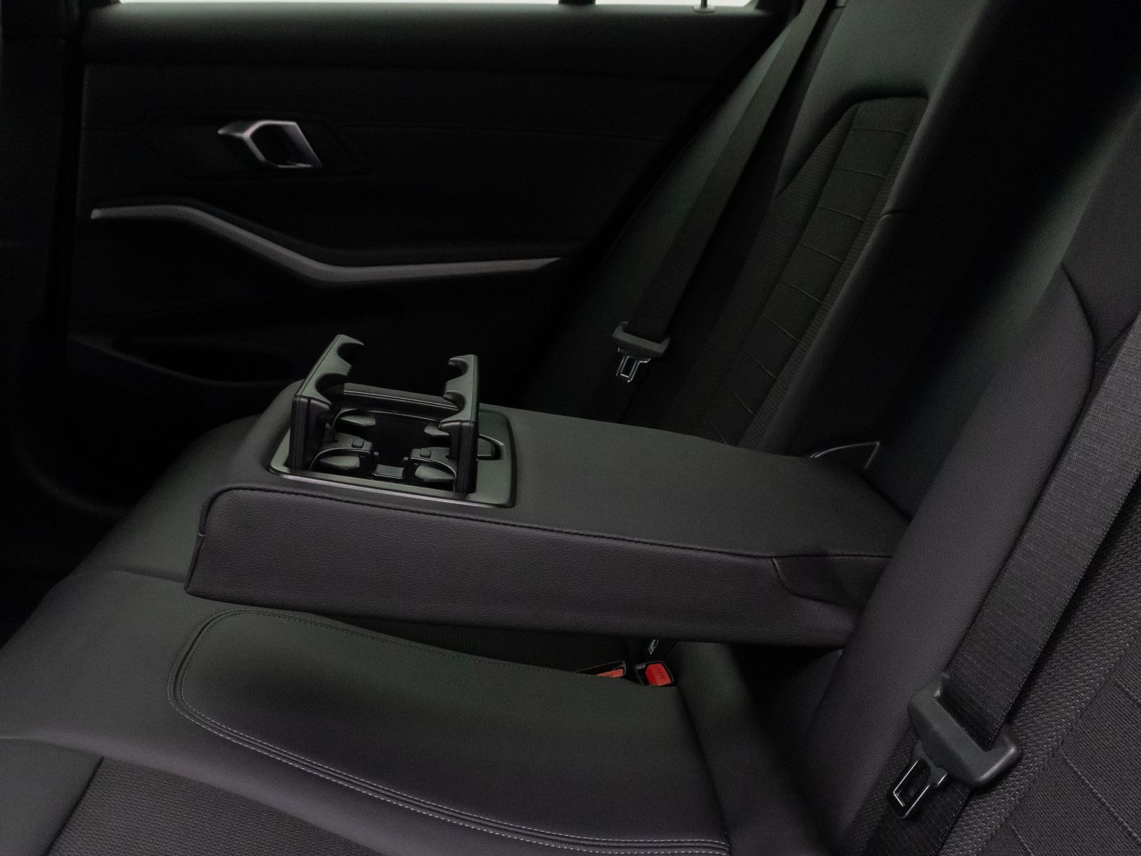 Fahrzeugabbildung BMW 318d Kamera HUD DAB ACC Komfort Alarm Sport