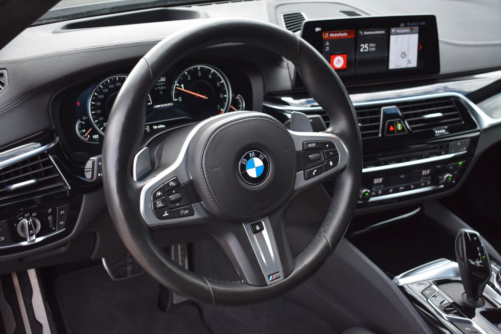 Fahrzeugabbildung BMW M550i Limo xDrive Night Vision HUD 360°  1 Hand