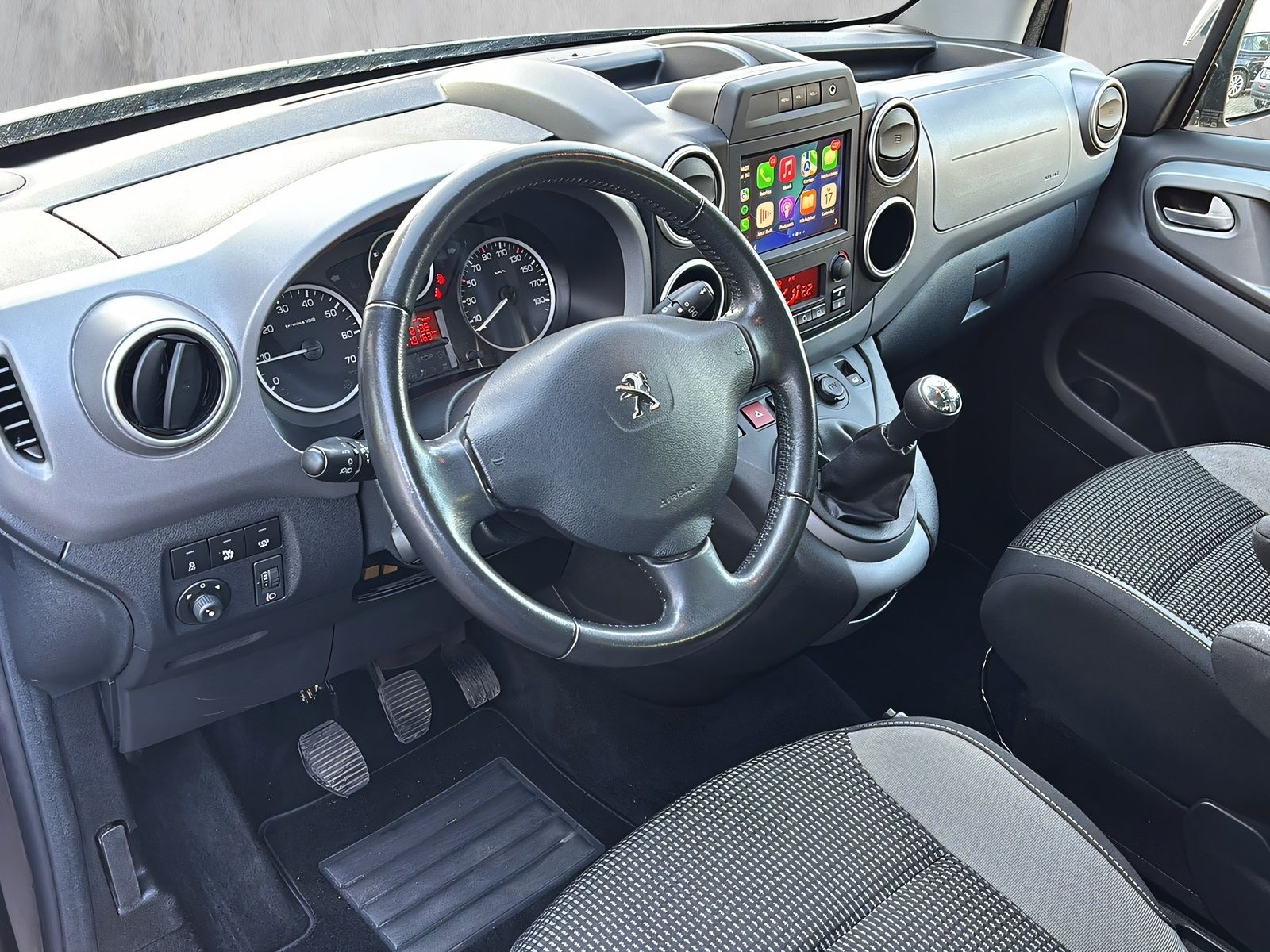 Fahrzeugabbildung Peugeot Partner Tepee Allure 1.2 Pure Tech Klimaaut.Temp