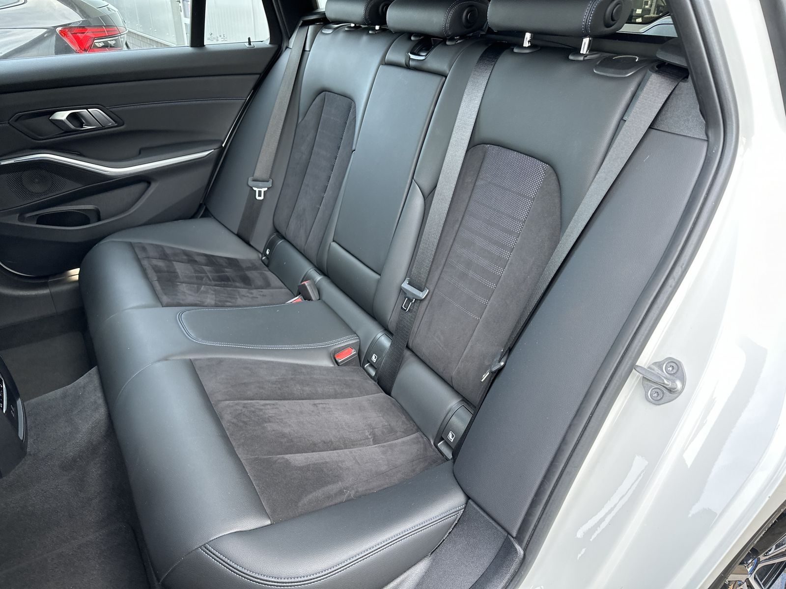Fahrzeugabbildung BMW 330e Touring xDrive M-Sport NAV+LED+AHK+PANO+SHZ