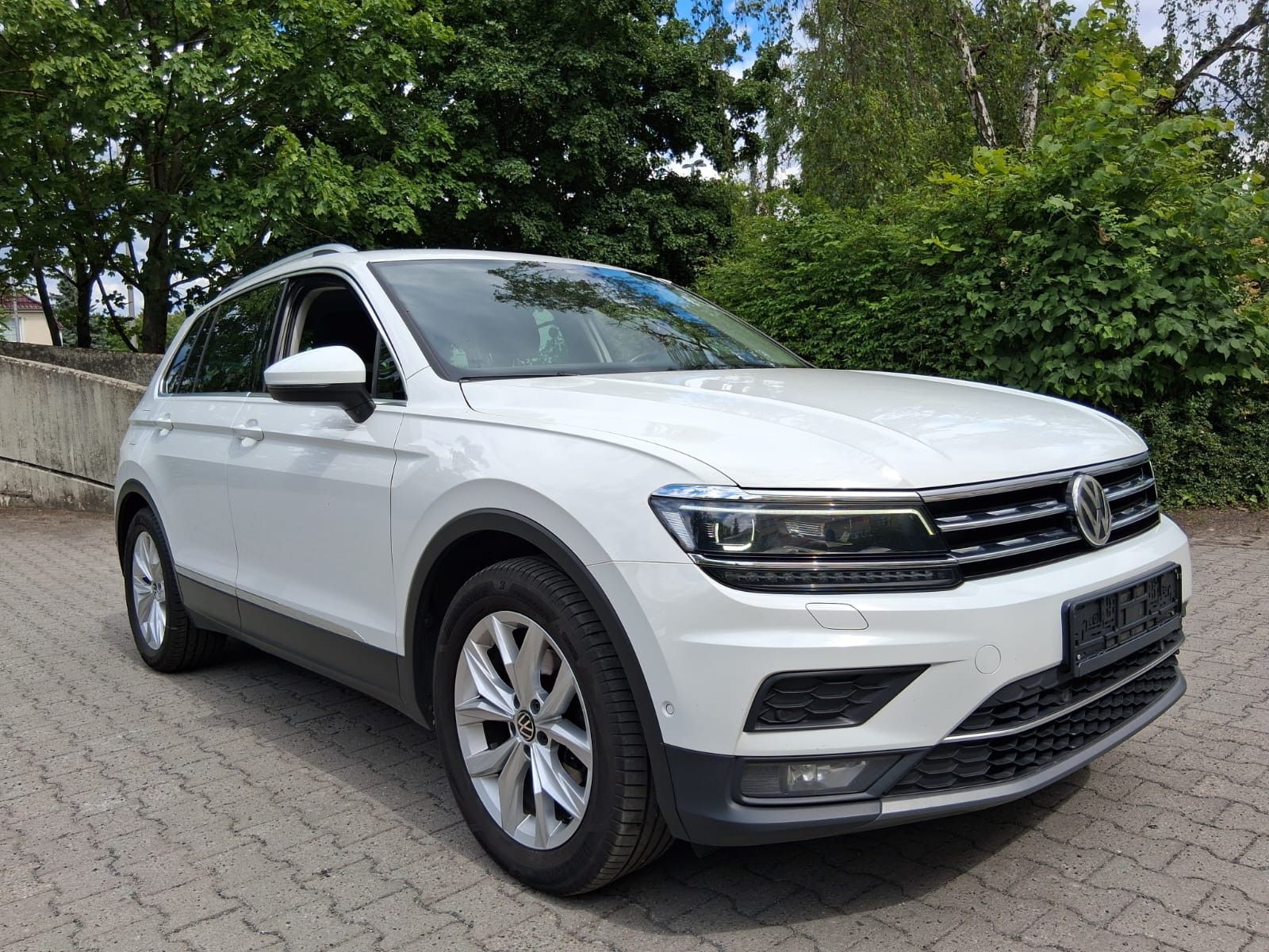 Volkswagen Tiguan - 1