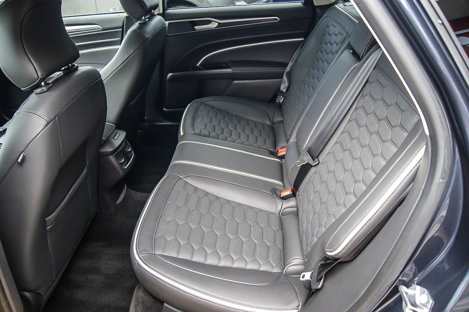 Fahrzeugabbildung Ford Mondeo Turnier 2.0 Hybrid Vignale 1.HAND ANHÄNZV