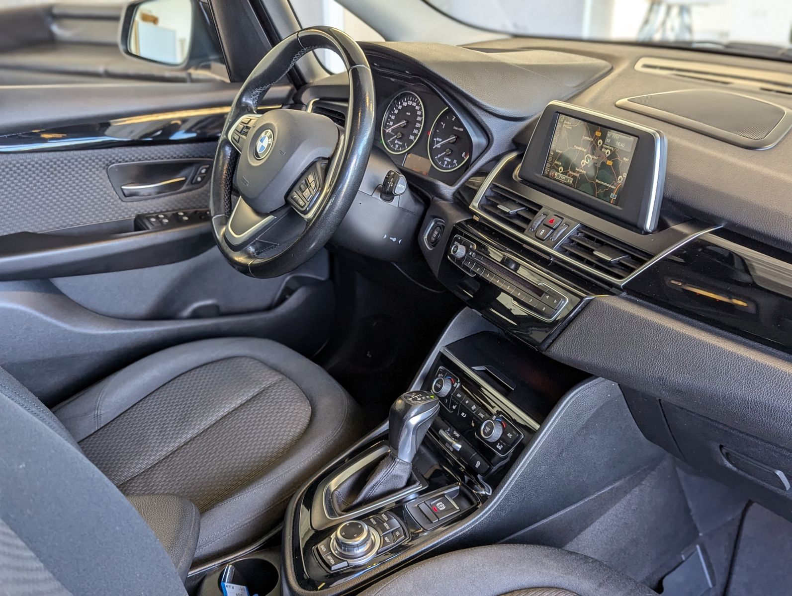 BMW 220 Active Tourer d xDrive LED Pano Navi SHZ AHK - Image 11