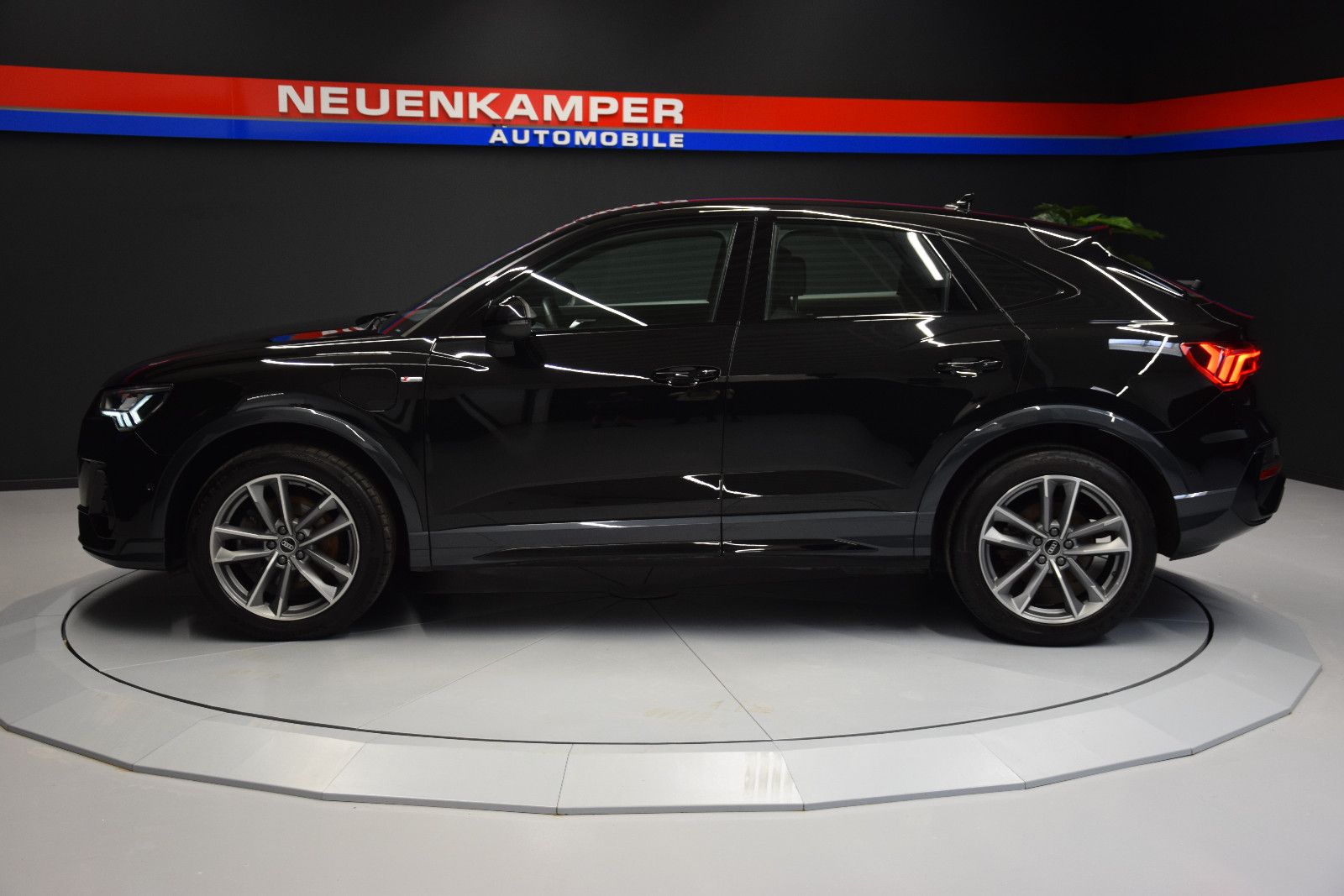 Fahrzeugabbildung Audi Q3 Sportback 45 TFSI e S line ACC Ambiente el.Hk