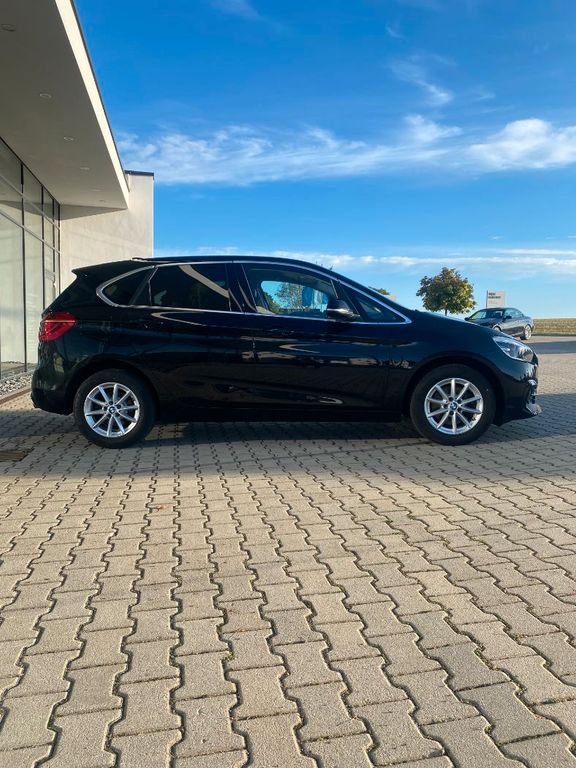BMW 220 i AT/LUXURY/AHK/SPORTSITZE/RFK/LED/LHZ, Bild 2