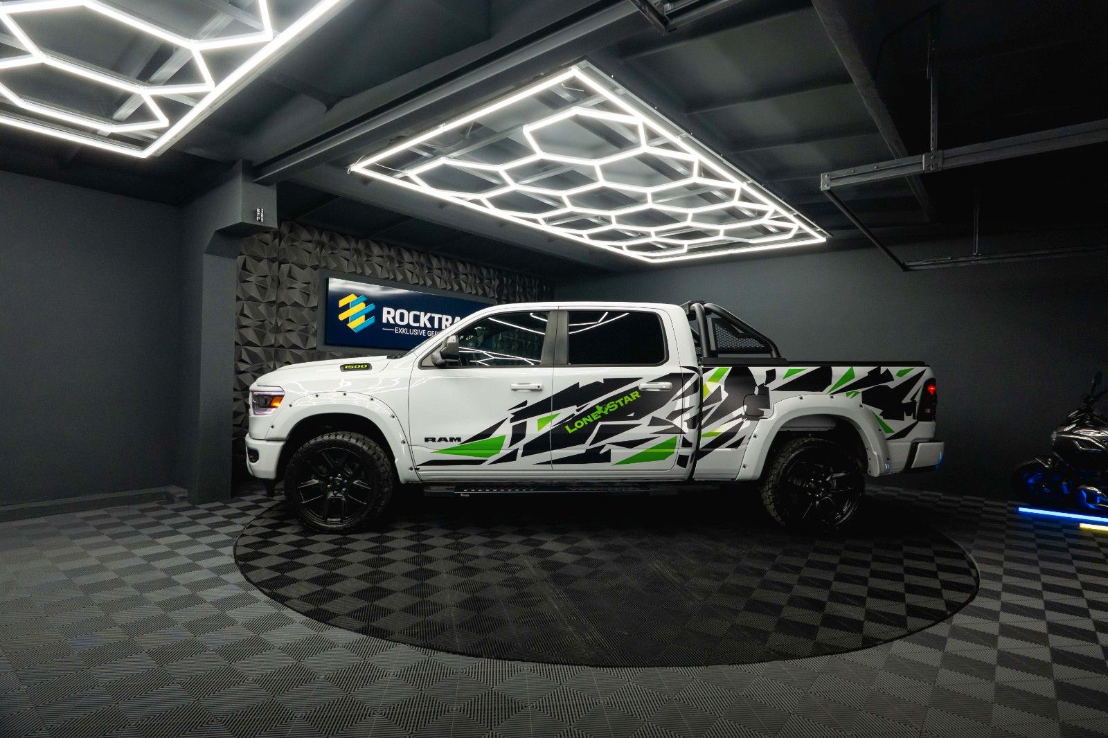 Fahrzeugabbildung Dodge RAM 5.7 V8 HEMI 4x4 OFFROAD Night-Paket LONGBED