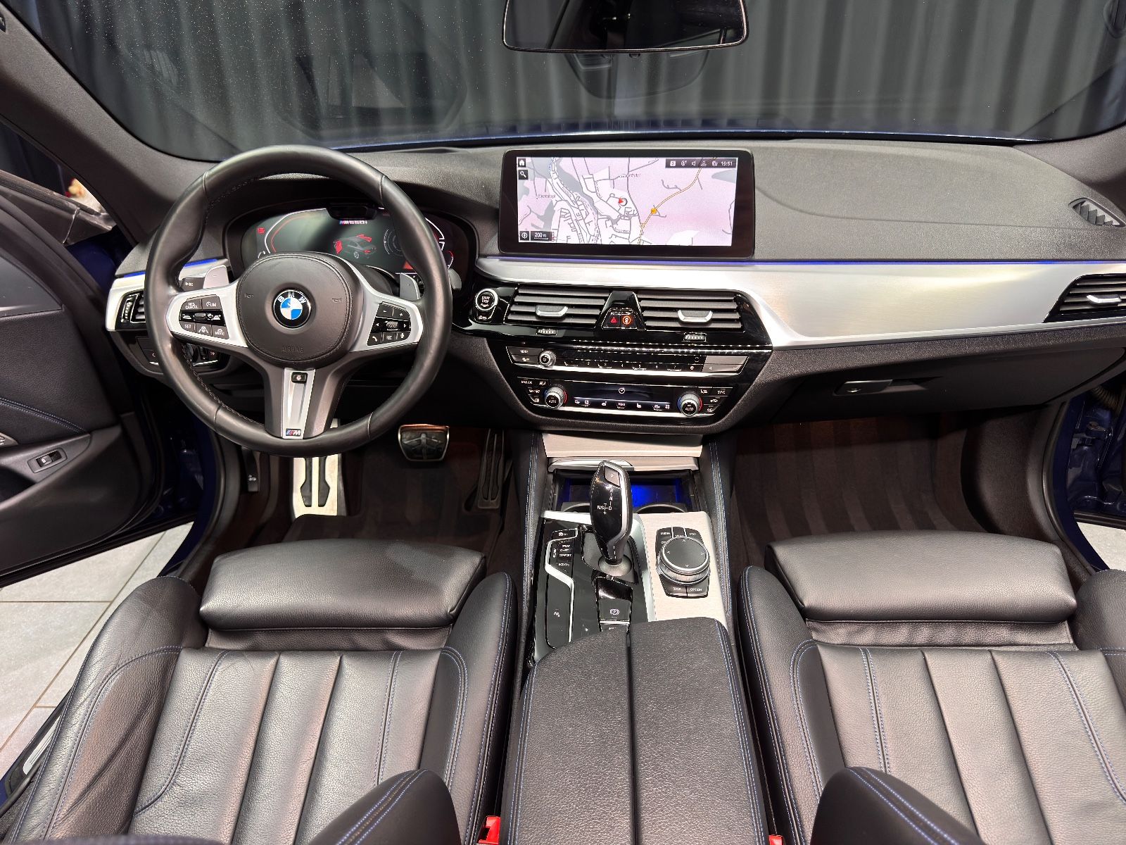 Fahrzeugabbildung BMW M550i Lim. xDrive|LASER|HEAD-UP|AHK|SCHIEBEDACH|