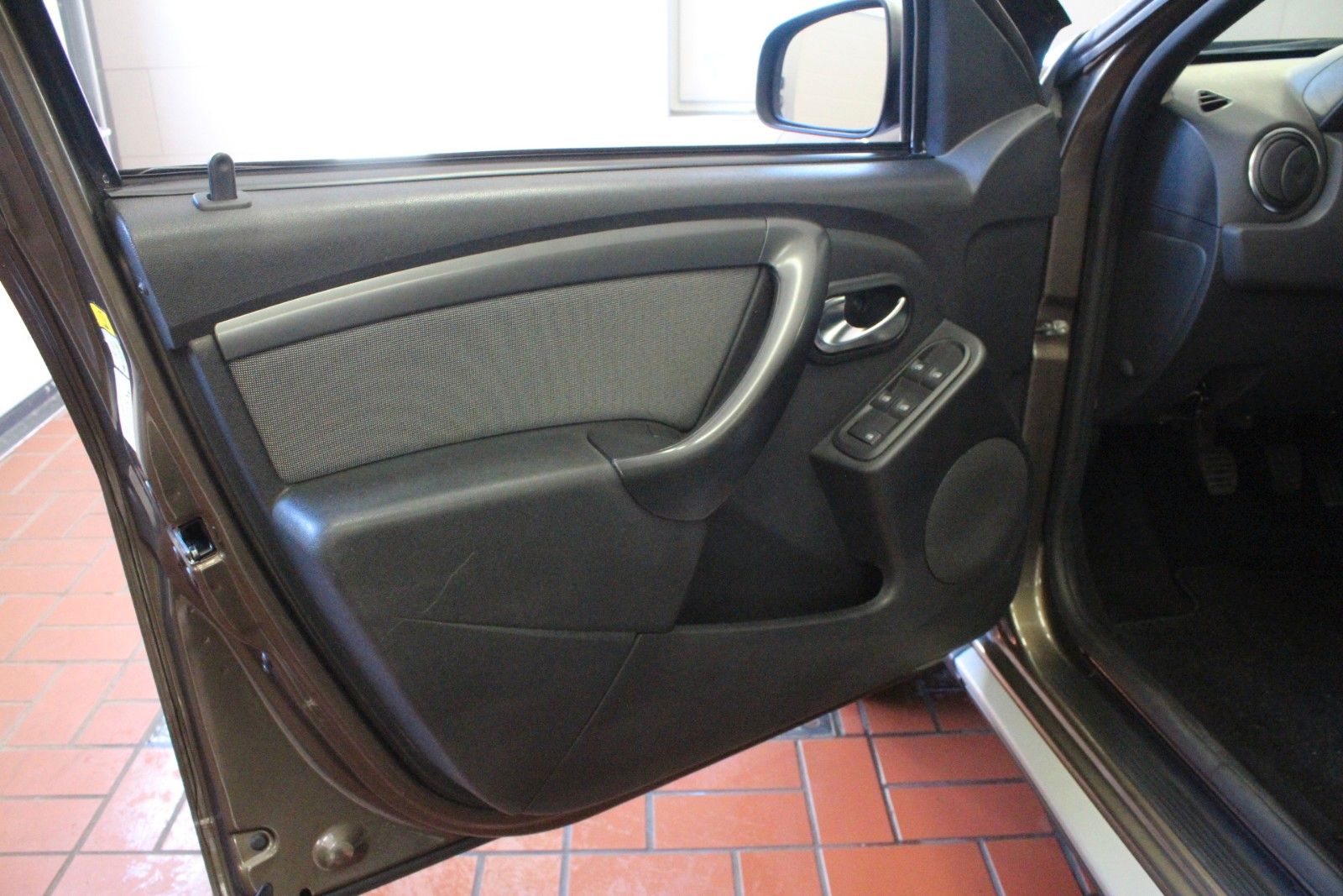 Fahrzeugabbildung Dacia Duster   SCE 115  Laureate   AHK *Navigation*