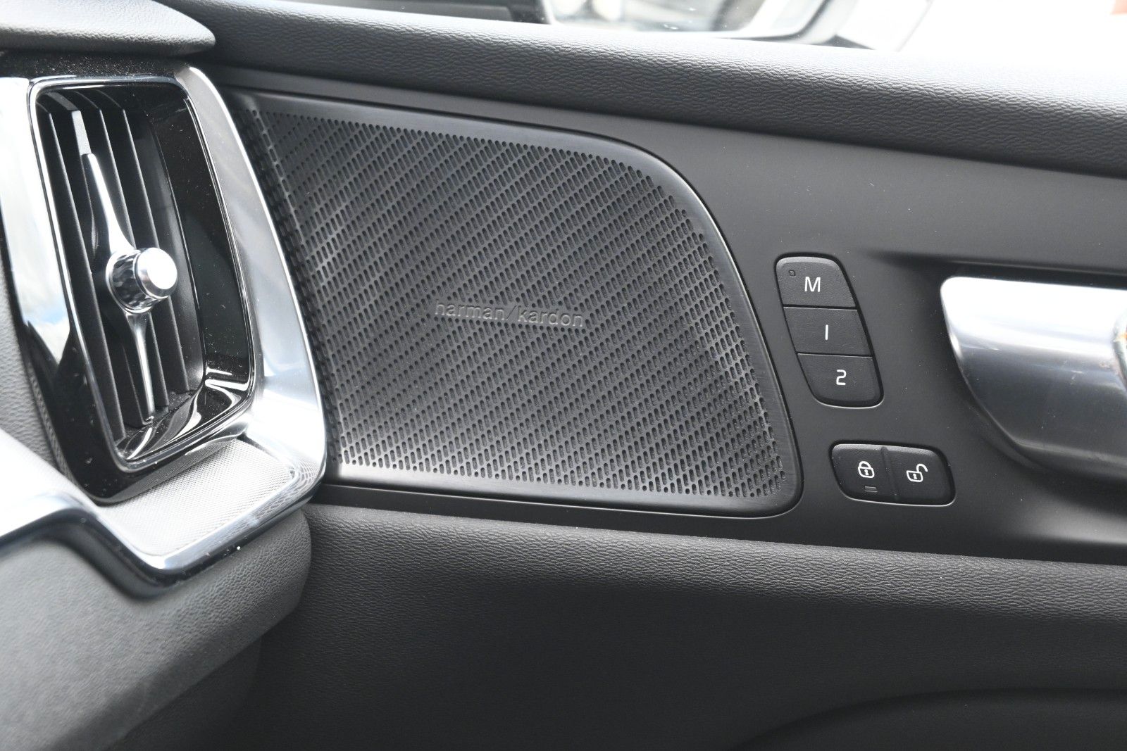 Fahrzeugabbildung Volvo V60 B4 DKG Plus Dark*HuD*PANO*360°*ACC