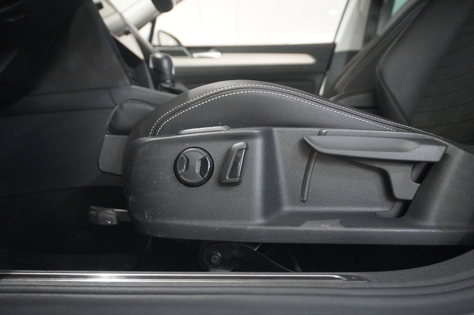 Fahrzeugabbildung Volkswagen Passat Vari. 2.0D R-LINE 4M NAVI/LED/KAMERA/AHK