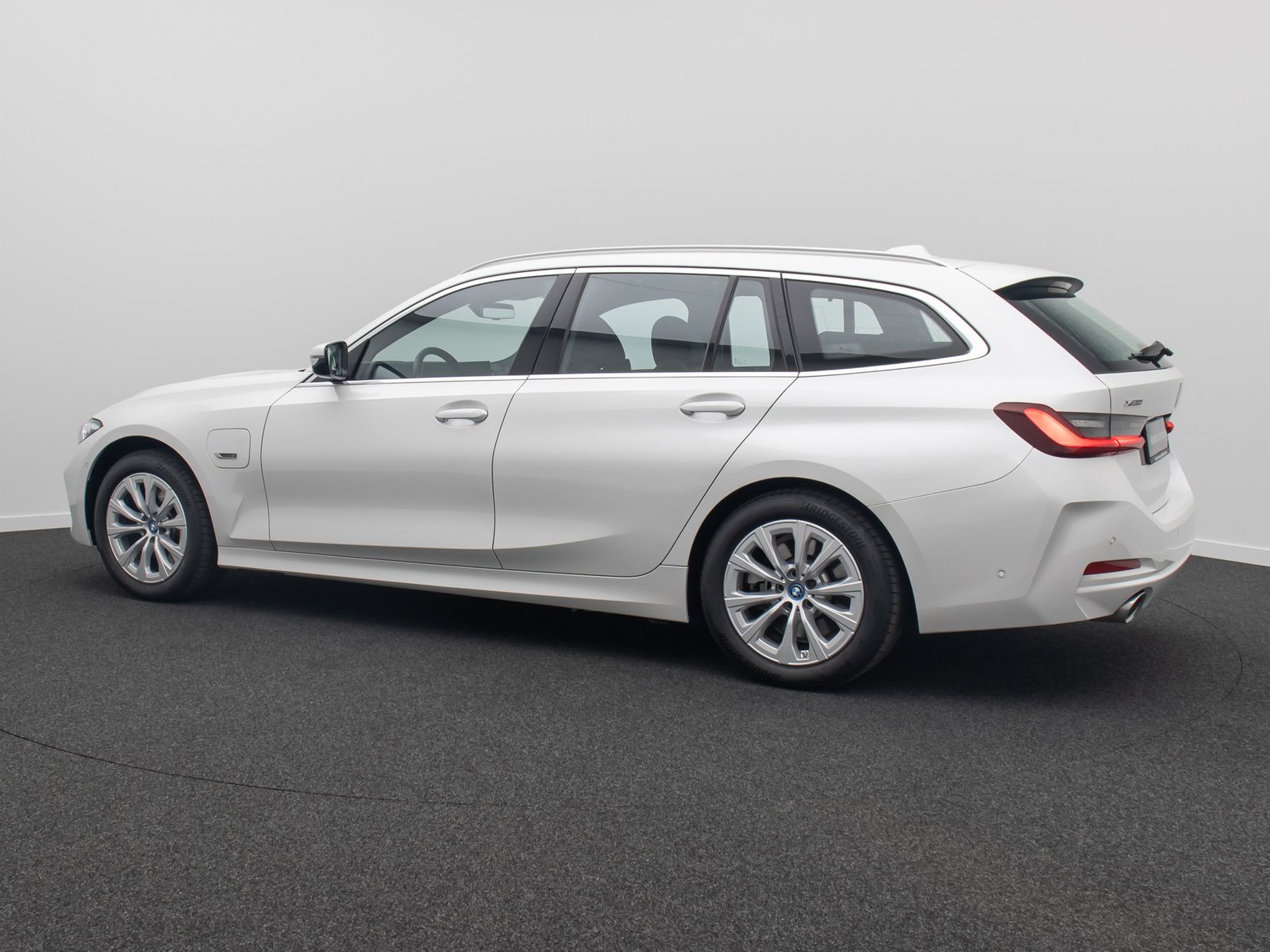 Fahrzeugabbildung BMW 330e xD Panorama HUD H/K AHK Alarm Sport Leder