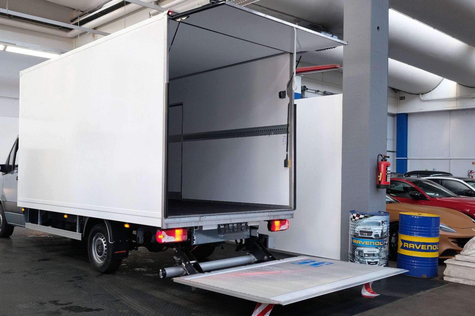 Fahrzeugabbildung Mercedes-Benz Sprinter 319 CDI Koffer Ladebordwand SOFORT