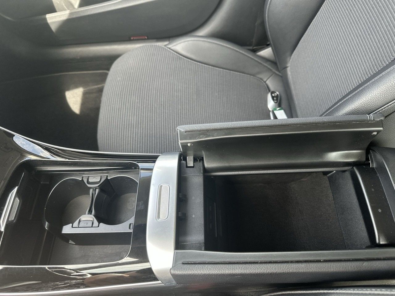 Fahrzeugabbildung Mercedes-Benz C-KLASSE C 200 204PS-Cam*Avantgarde* - mit KI generiert/bearbeitet