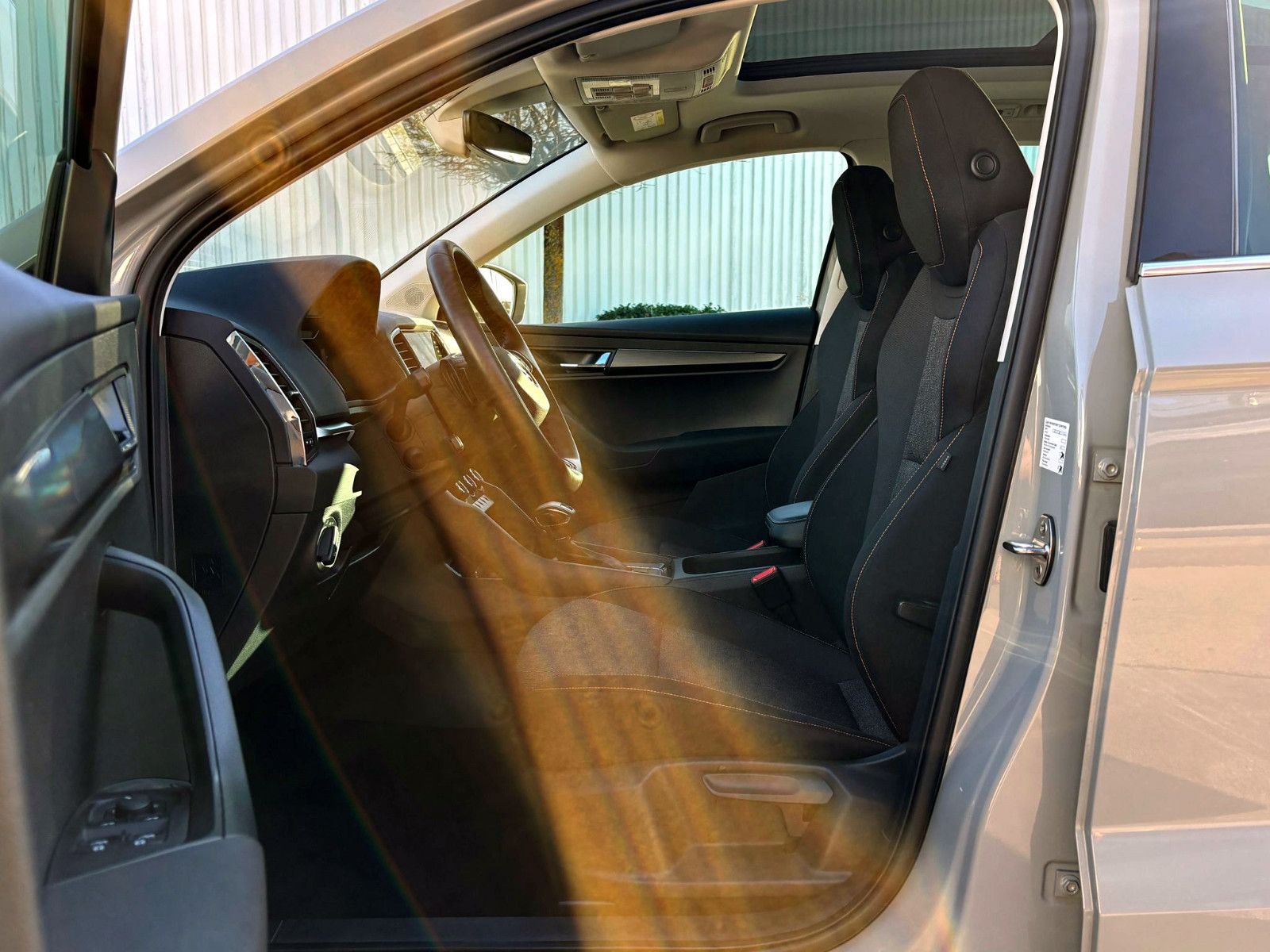 Fahrzeugabbildung SKODA Karoq 1.5TSI DSG Clever ACC KAM PANO CarPlay BT