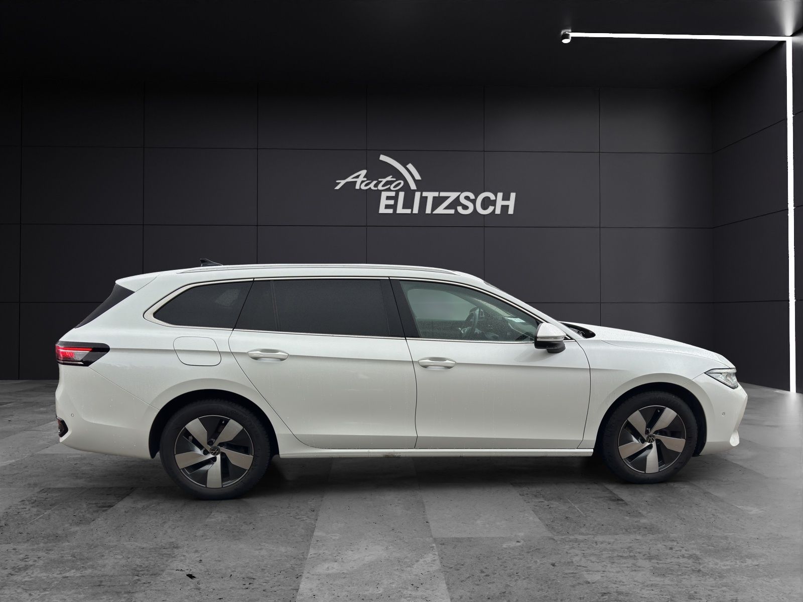 Fahrzeugabbildung Volkswagen Passat TDI Elegance DSG Matrix Standhzg AHK Navi
