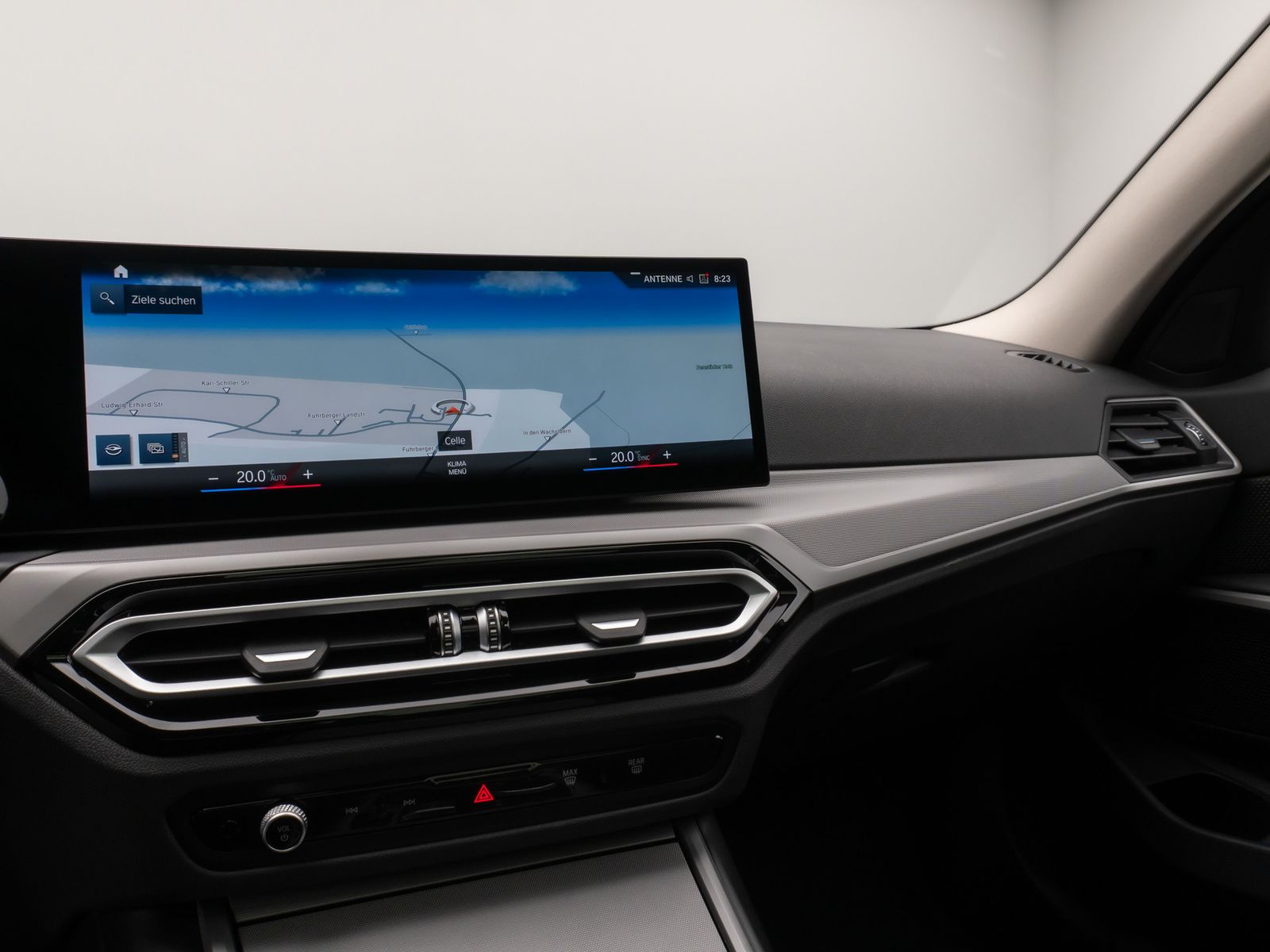 Fahrzeugabbildung BMW 320e Panoram Kamera HUD DAB HiFi Geschwindigkeit