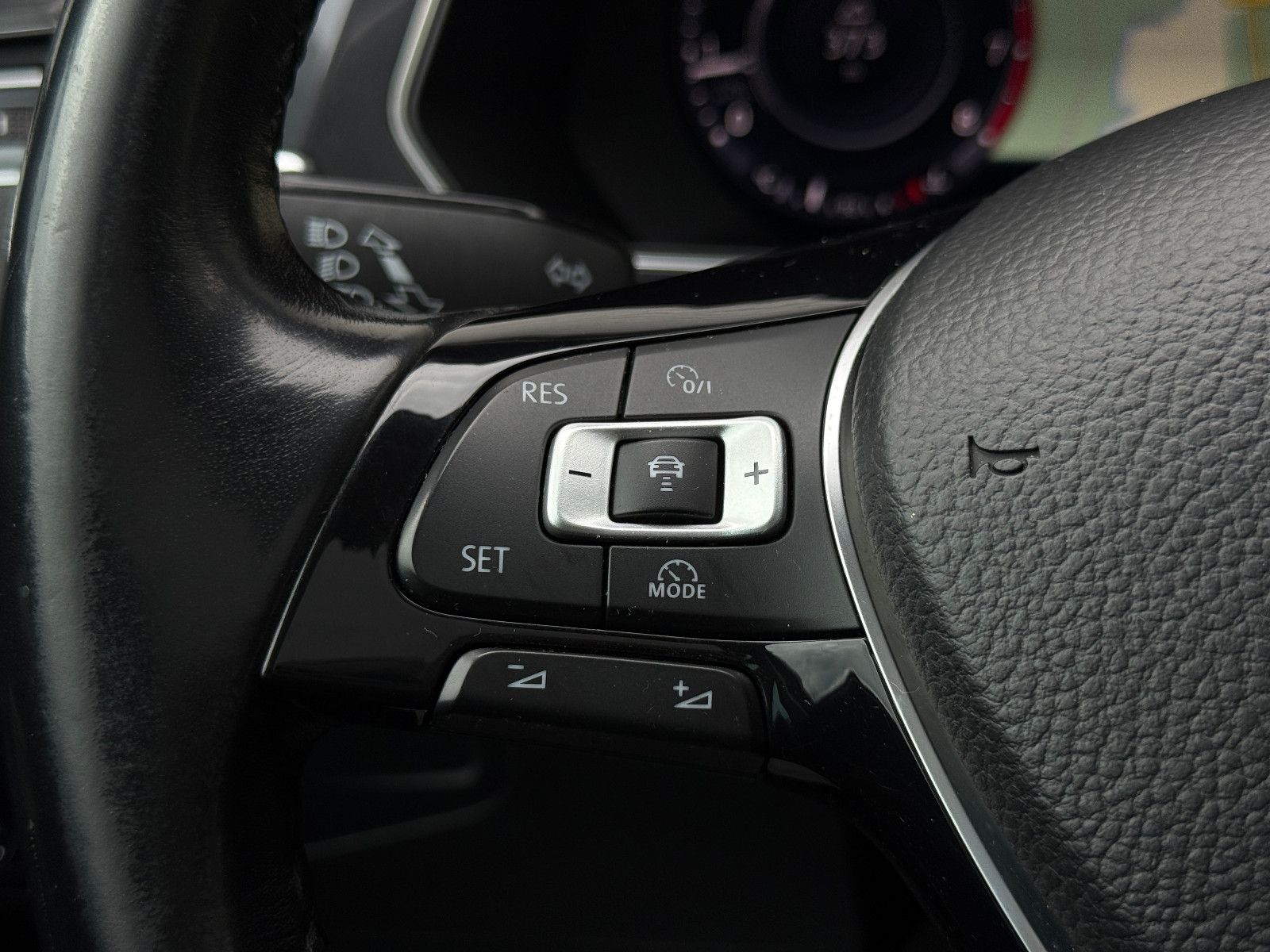 Fahrzeugabbildung Volkswagen Tiguan Highline 4Motion ACC AHK Nav SHZ Pano LED
