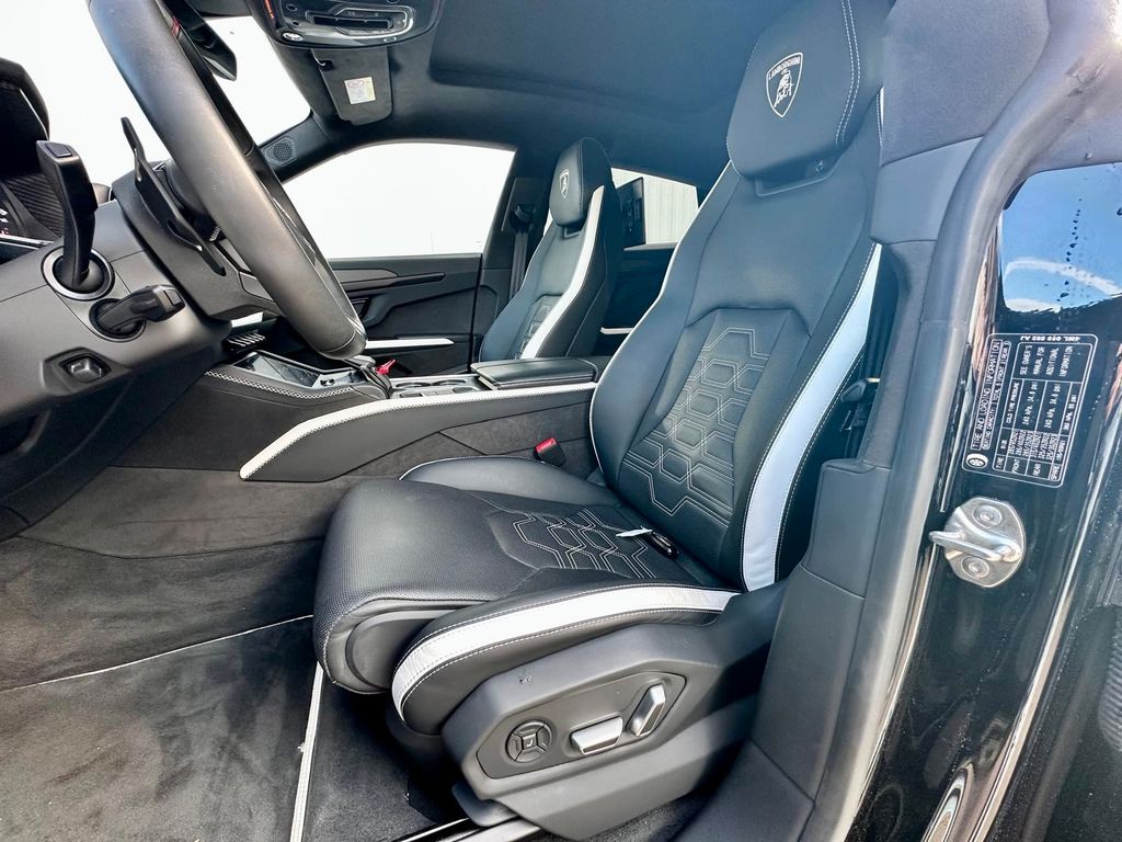 LAMBORGHINI Urus 2025