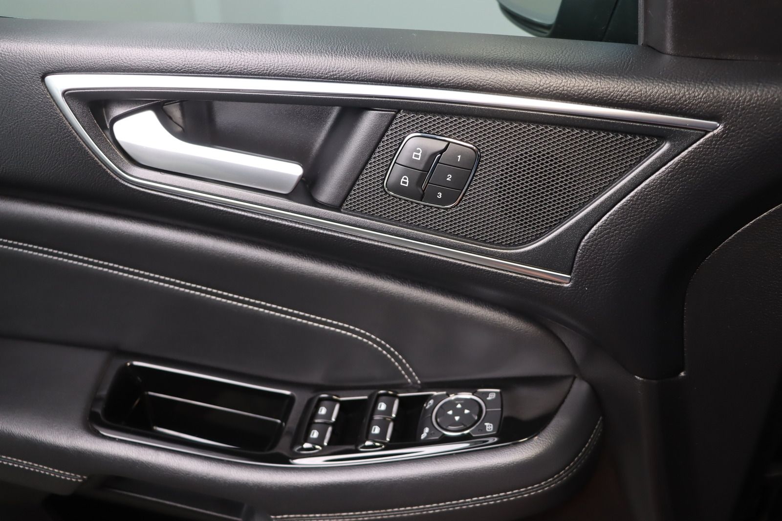 Fahrzeugabbildung Ford S-MAX * Massage * RFK * Pano Titanium