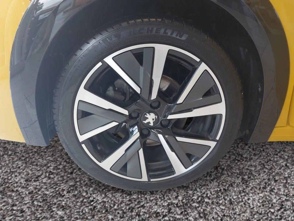 Fahrzeugabbildung Peugeot 208 PureTech Allure 130 EAT8 GTline