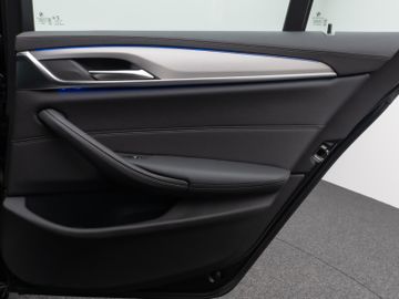 Fahrzeugabbildung BMW 530d Luxury Line Panorama Laser Kamera HUD HiFi
