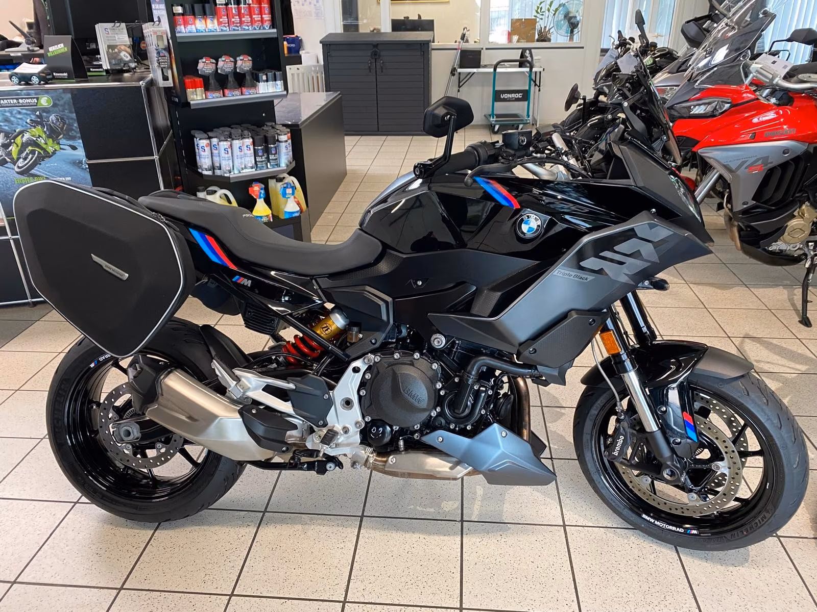 BMW F 900 XR Triple Black M alle Pakete  &  Koffer