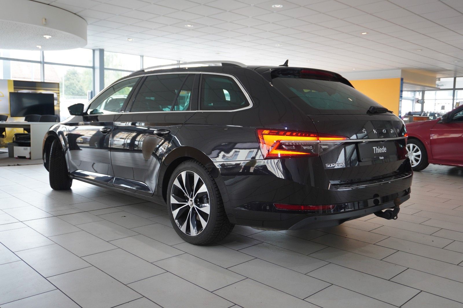 Fahrzeugabbildung SKODA Superb Combi 2.0D PREMIUM 4X4 NAVI/LED/360°/AHK