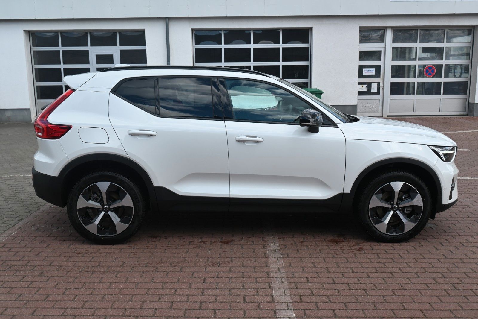 Fahrzeugabbildung Volvo XC40 B4 DKG Ultimate Dark*STDHZG*360°*ACC*AHK