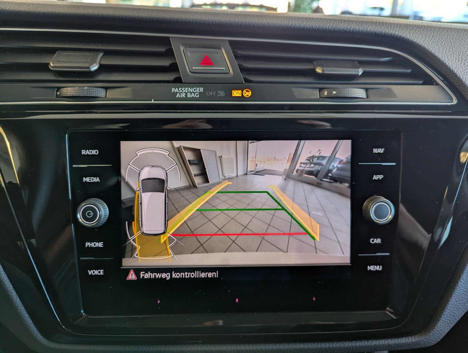 VW Touran 2.0 DSG R-Line High. Pano 7-Si IQ.Dri AHK - Image 32