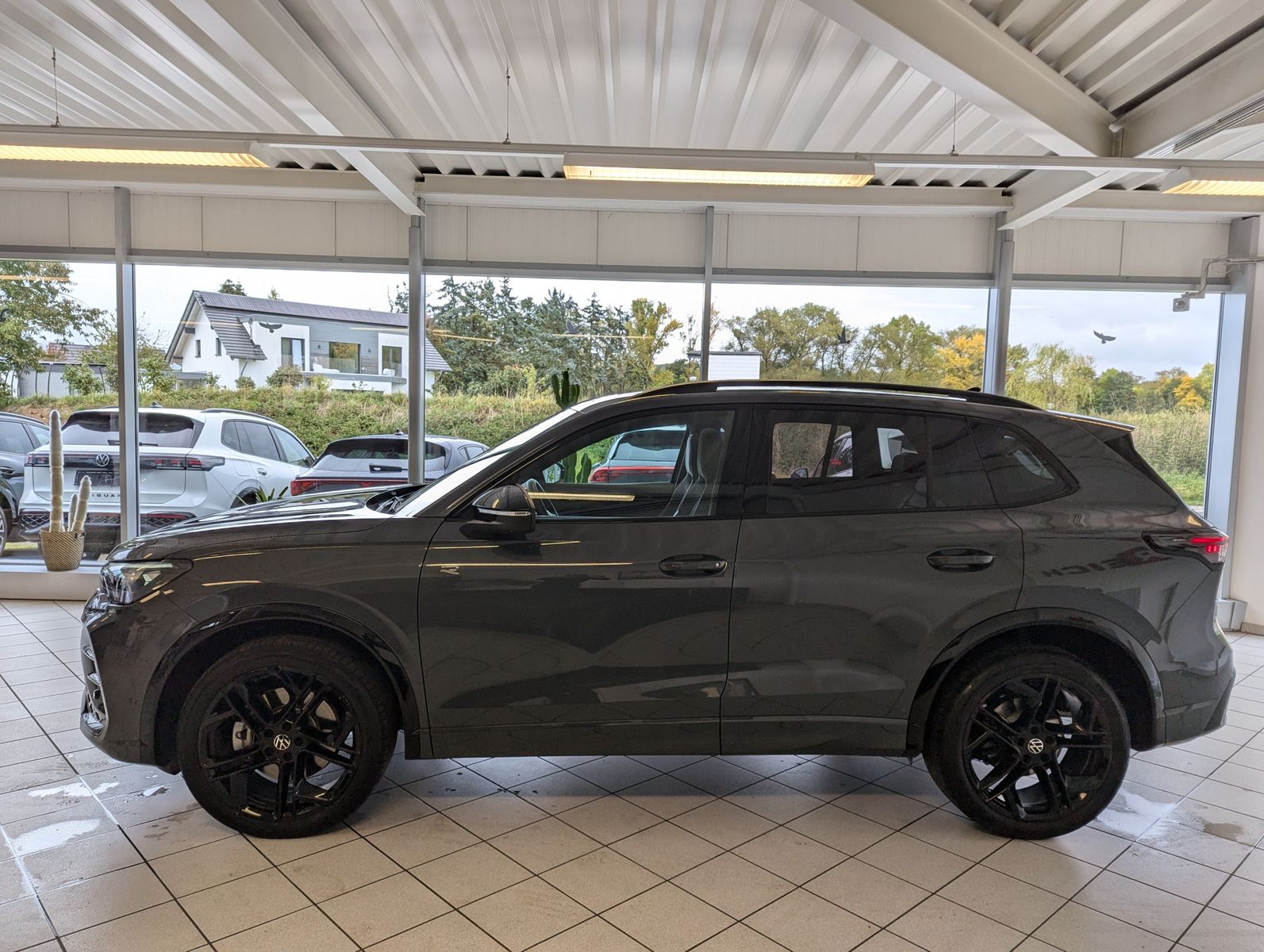 VW Tiguan 2.0TDI R-Line 4M Pano Black AHK Matrix 20 - Image 4